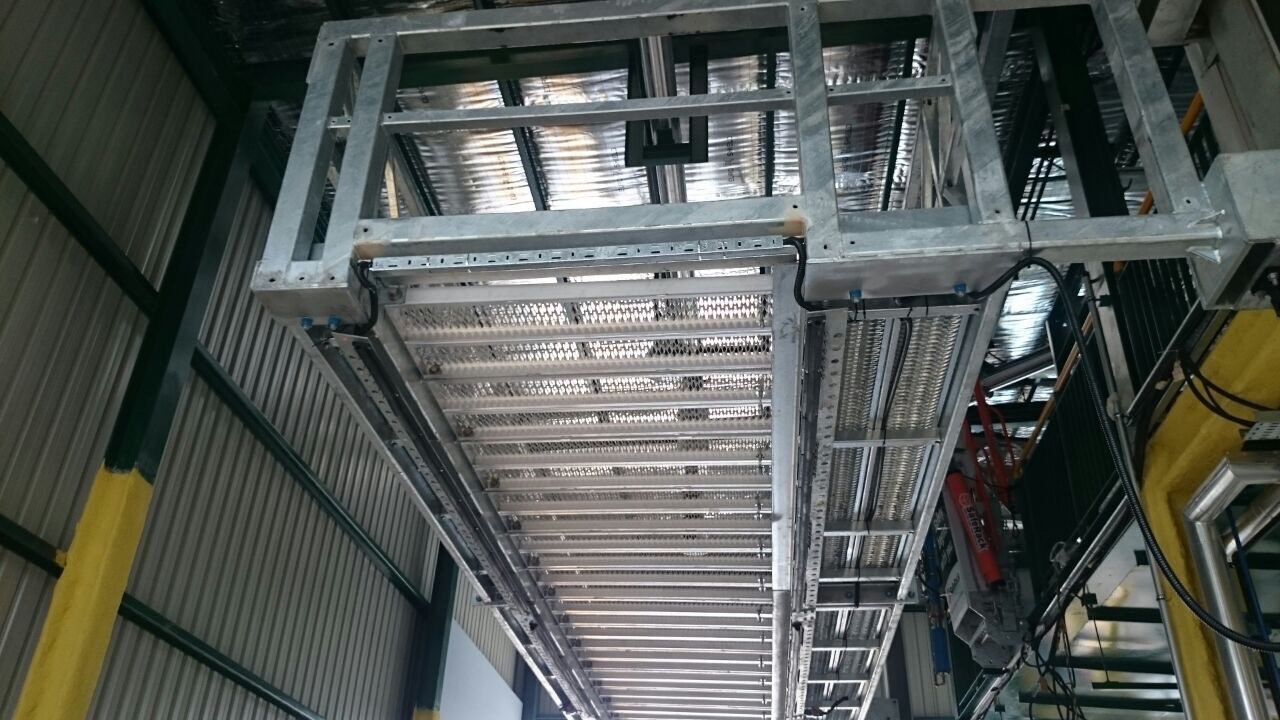 Access platform, interior bay
